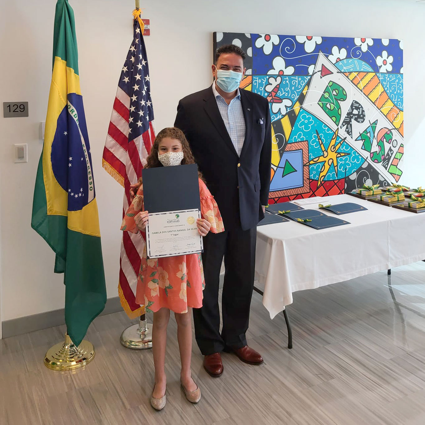 Isabela dos Santos Rangel da Silva, ganhadora na categoria de 9 a 12 anos, com o Cônsul-Geral do Brasil em Miami, João Mendes