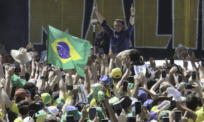 Jair Bolsonaro exalta apoiadores (Foto: Agência Brasil)