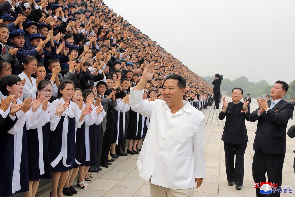 O ditador norte-coreano, Kim Jong-un, saúde o público nas celebrações do Dia da Juventude. Foto sem data fornecida pelo governo da Coreia do Norte em 31 de agosto de 2021 (Foto: KCNA via AP)