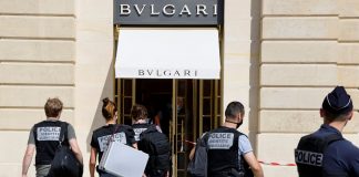 Polícia francesa na Bulgari (Foto: Eric Gaillard/Reuters)