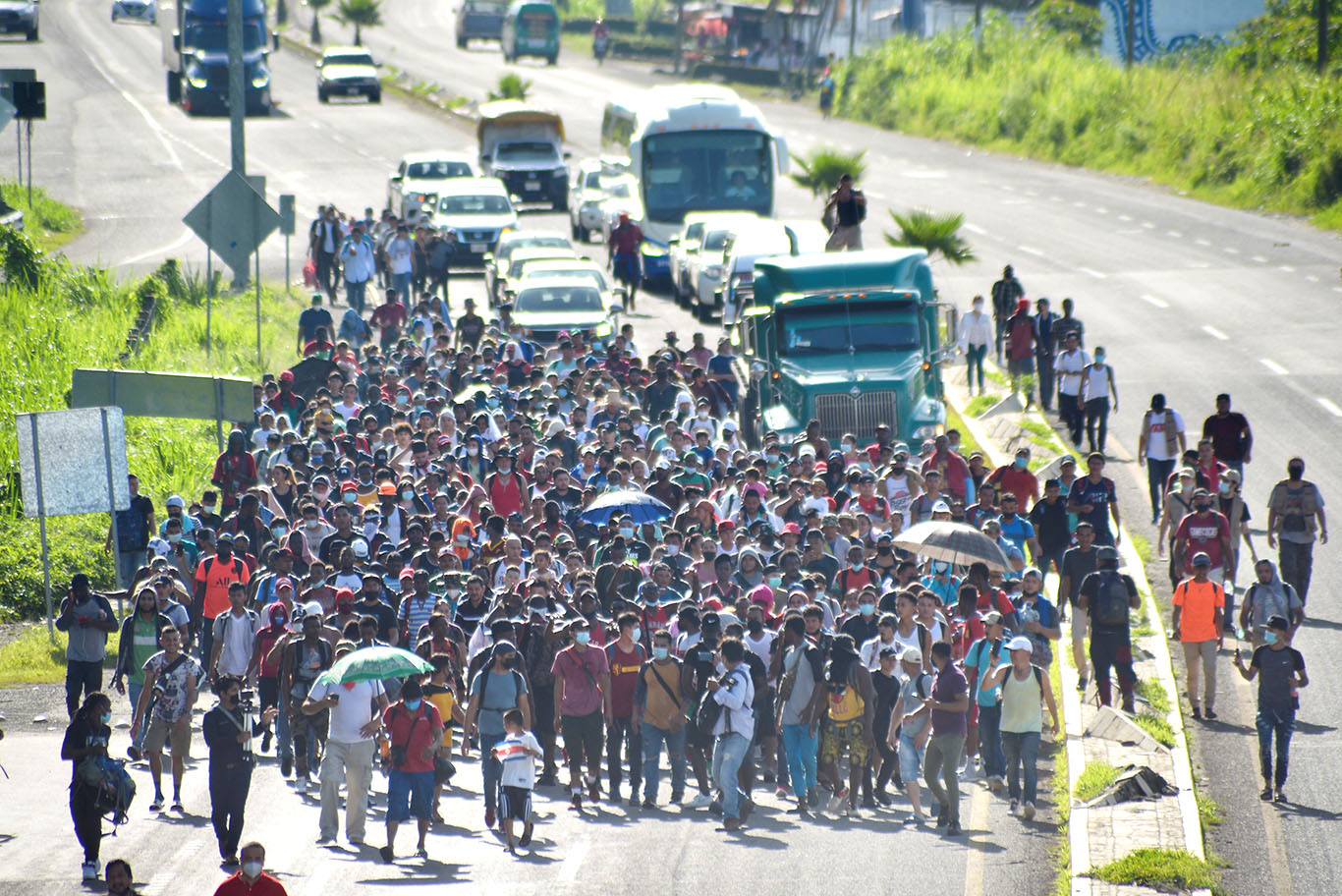 Migrantes e requerentes de asilo da América Central e do Caribe caminham em uma caravana com destino aos EUA, em Tapachula, estado de Chiapas, México (Foto: REUTERS/Jacob Garcia)