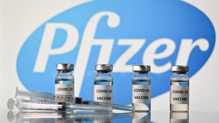 Vacinas da Pfizer e da BioNTech serão feitas nos EUA e enviadas para países de renda baixa (Foto: JUSTIN TALLIS/AFP)