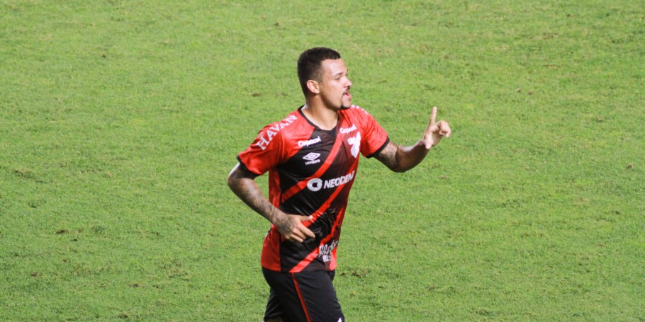 O zagueiro Zé Ivaldo fez o gol da vitória do Furacão sobre o Santos (Foto: Fernanda Luz/AGIF)