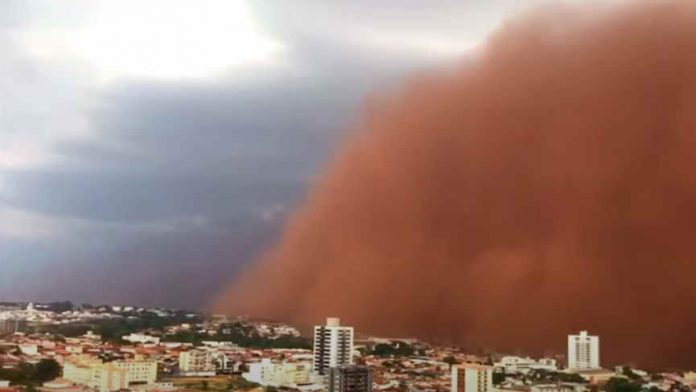 Moradores relataram dificuldade para respirar devido à nuvem de poeira (foto: Reprodução Redes Sociais)