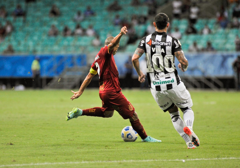 Bahia e Ceará se enfrentaram na Arena Fonte Nova em jogo para escapar da zona de rebaixamento (Foto: Jhony Pinho/AGIF)
