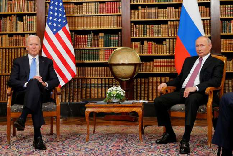 Os presidentes dos EUA, Joe Biden, e da Rússia, Vladimir Putin, mantiveram conversas sobre controle de armas (Foto: Reuters)