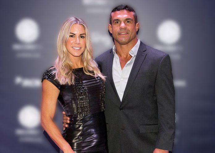 Joana Prado e Vitor Belfort ficaram indignados com a situação que ocorreu em um estabelecimento dos Estados Unidos (Foto: Divulgação RecordTV) Joana Prado e Vitor Belfort ficaram indignados com a situação que ocorreu em um estabelecimento dos Estados Unidos (Foto: Divulgação RecordTV)
