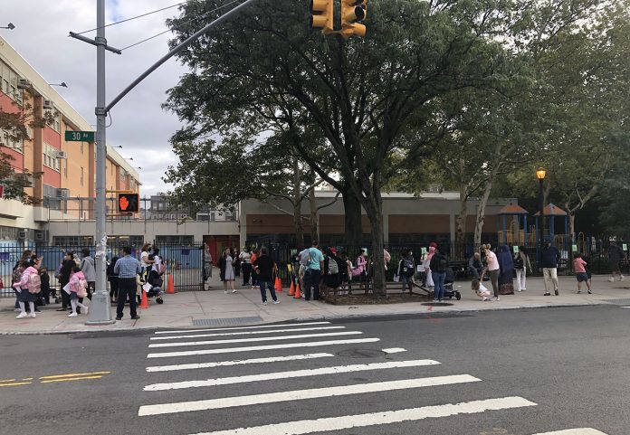 Pais de alunos trazendo-os para escola de ensino fundamental no Queens (Foto: Sandra Colicino)