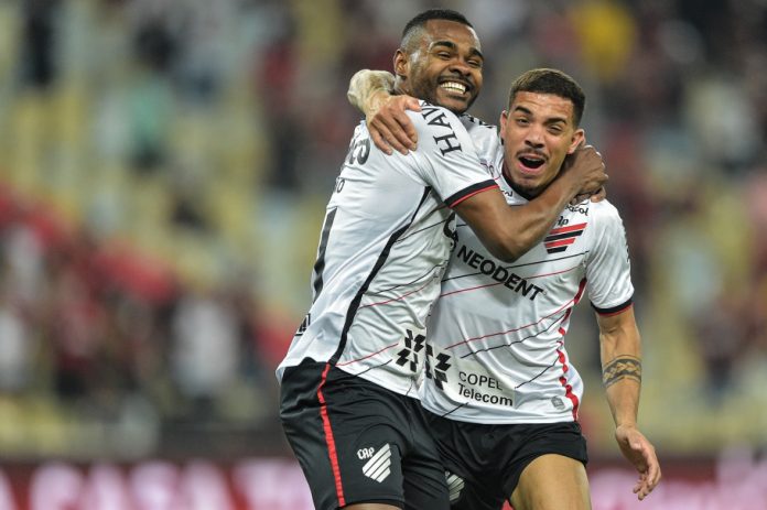 No Maracanã, Nikão (à esquerda) do Athletico-PR marcou dois gols para destruir o Flamengo (Foto: Thiago Ribeiro/AGIF)