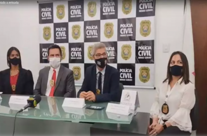 Polícia Civil de Minas Gerais anuncia a prisão do suspeito durante coletiva de imprensa (foto: PCMG)