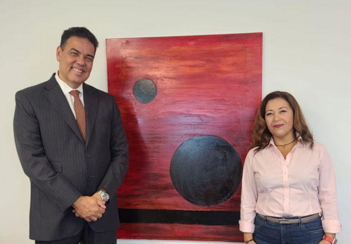 Embaixador João Mendes, cônsul geral do Brasil, ao lado da artista, Elisabete Monteiro (Foto: Divulgação)