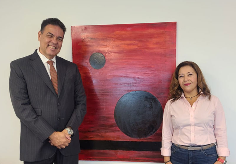 Embaixador João Mendes, cônsul geral do Brasil, ao lado da artista, Elisabete Monteiro (Foto: Divulgação)
