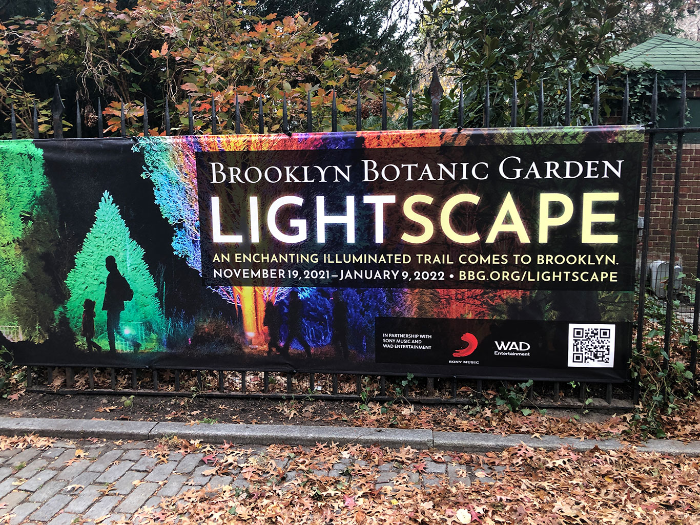 Anúncio para a exposição “Lightscape”, que está acontecendo no Jardim Botânico do Brooklyn (Foto: Sandra Colicino)