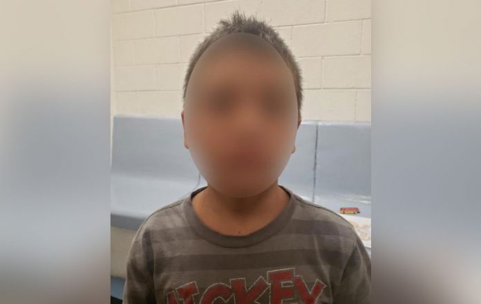 Menino de oito anos da Guatemala foi deixado na fronteira