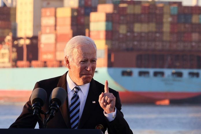 O presidente dos EUA, Joe Biden, faz um discurso durante uma visita ao Porto de Baltimore, Maryland, EUA (Foto: REUTERS/Evelyn Hockstein)