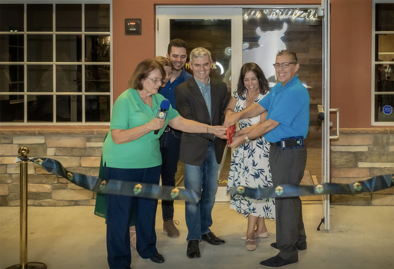 Marco e Ivanete Dombrowski cortam a fita inaugural do Picanha Brazil Restaurante ladeados por autoridades da cidade de Margate (Foto: Divulgação Picanha Brasil/Facebook/Guto Lordello)