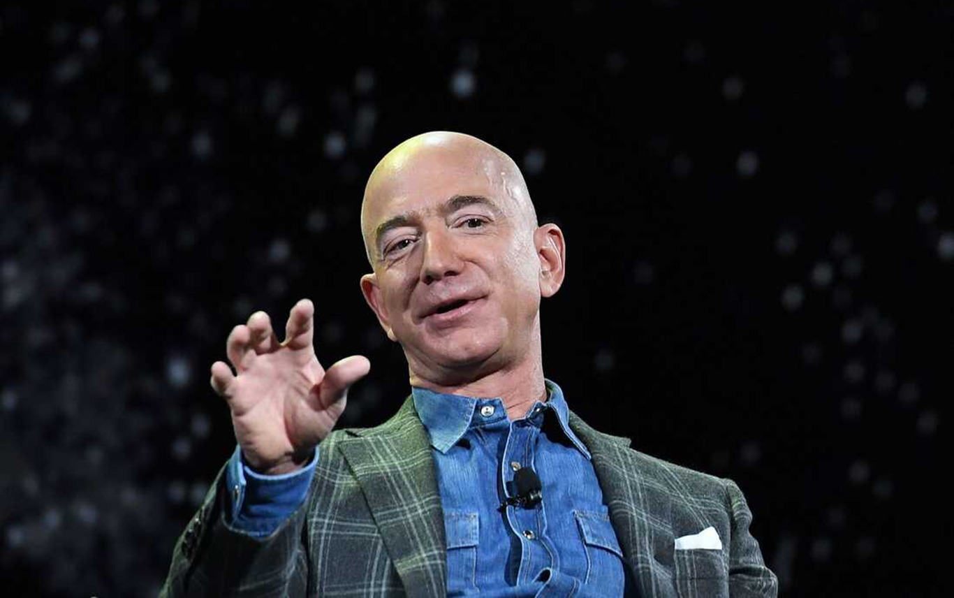 Jeff Bezos mantém a posição como o homem mais rico do mundo em 2021 (Foto: Mark RALSTON/AFP)