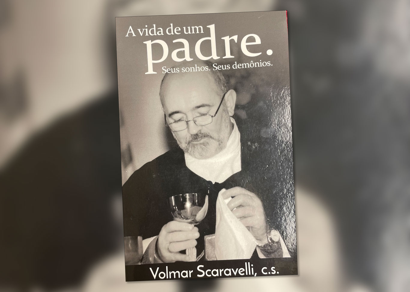 Com o título de “A Vida de um Padre. Seus sonhos. Seus Demônios.”, ele narra as aventuras e desventuras de trabalhar com os menos favorecidos