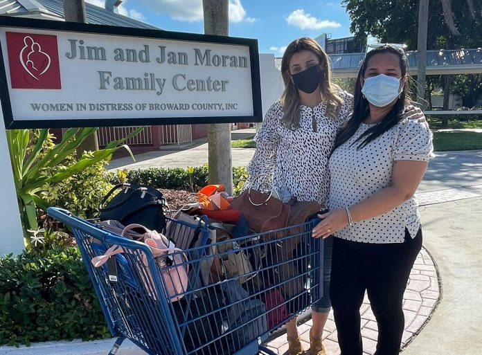 Danielle Santos e Lidiane Silva entregam bolsas no Women in Distress de Deerfield Beach