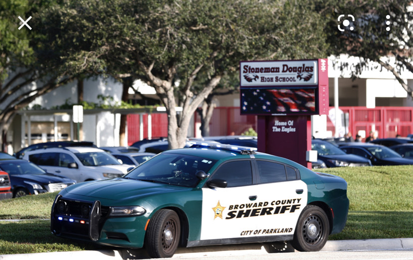 Policiais cercam escola de Parkland após ameaça feito por aluno (Foto: Local10News)