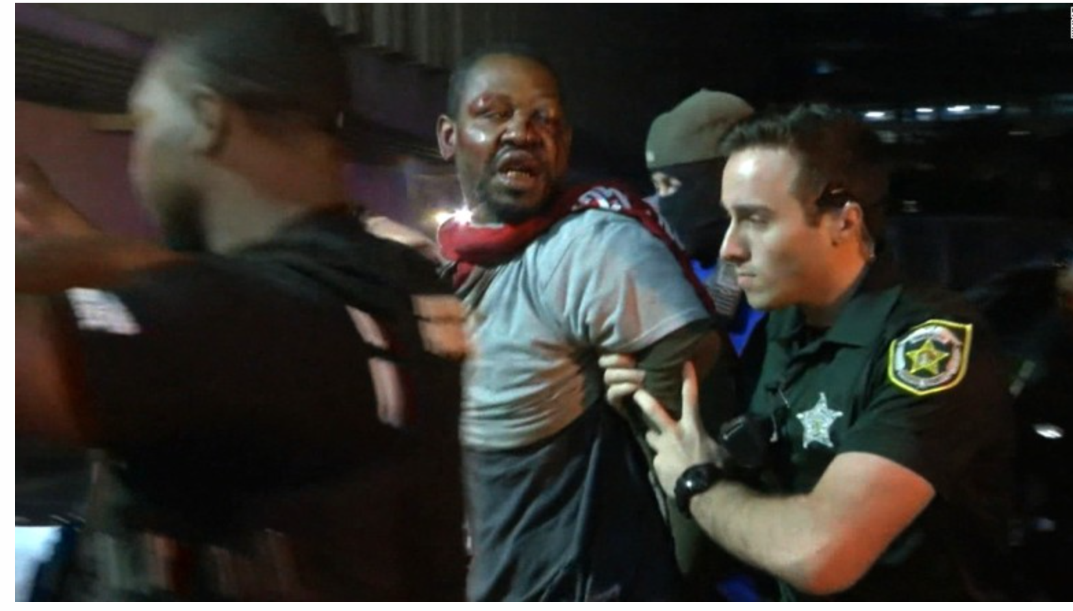 Markeith Loyd é levado pelos policiais logo após ser capturado em 2017 (foto: Orlando Police Department)
