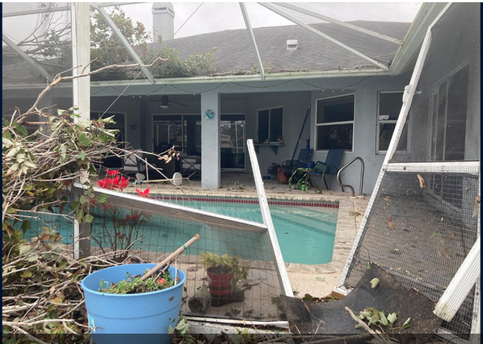Tornado arranca estrutura de piscina em residência em Woodland Woodland Bend Cir. (foto: Lee County Sheriff’s Office)