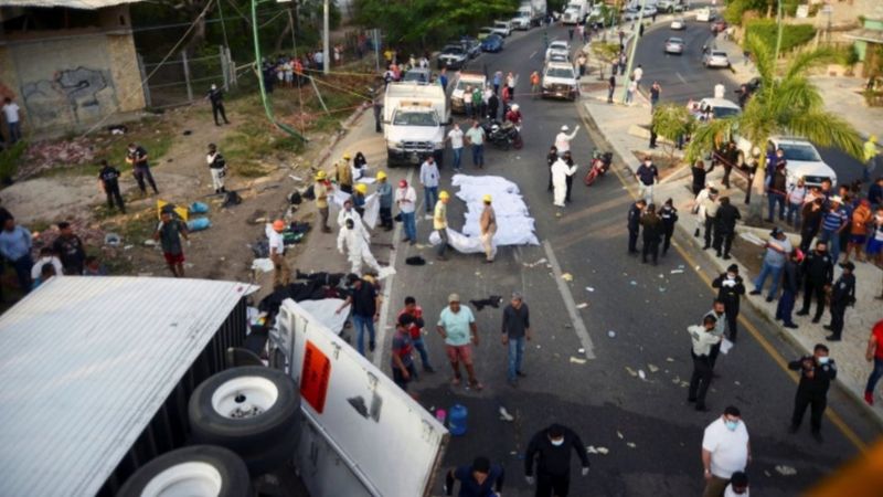 Imagens registradas pela Agência AFP minutos após o acidente mostra vários corpos cobertos com lençóis brancos e enfileirados na estrada (foto: AFP)