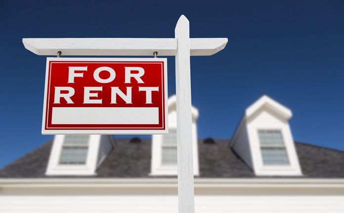Além do custo, os inquilinos precisam ter bom crédito para conseguir alugar um imóvel (Foto: Adobe Stock)