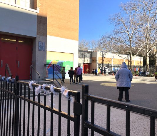 Crianças brincando do lado de fora da escola de ensino fundamental no Queens, Nova York (Foto: Sandra Colicino)