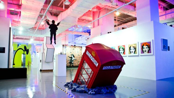 “Death of a Phone Booth” é uma das peças em exposição em “The Art of Banksy: Without Limits” (Foto: Divulgação)