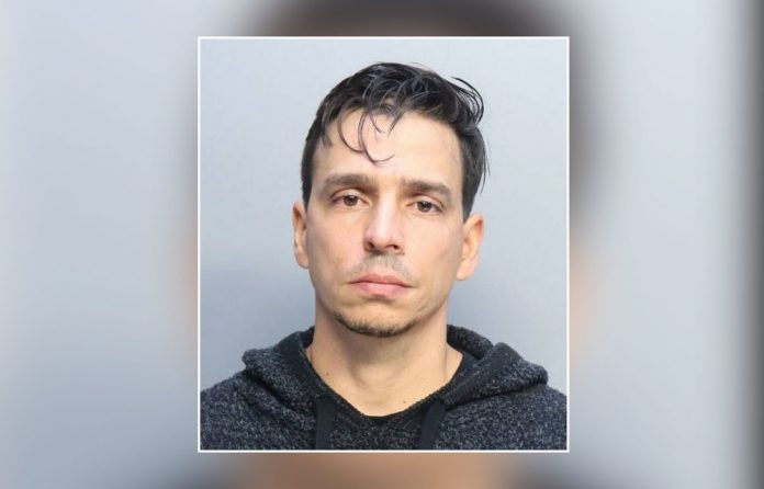 Polícia está investigando denúncia de assédio sexual perpetrado pelo professor (Foto: Miami-Dade Police Department) Polícia está investigando denúncia de assédio sexual perpetrado pelo professor (Foto: Miami-Dade Police Department)