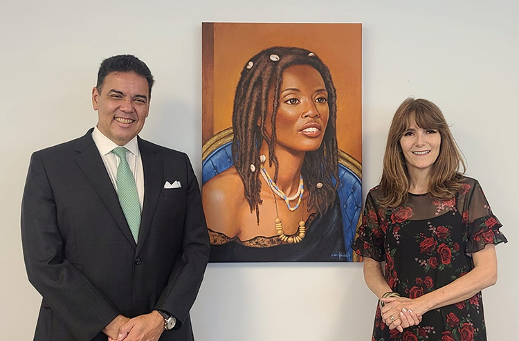 Embaixador João Mendes Pereira e a pintora Dirce Kennedy (Foto: Divulgação)