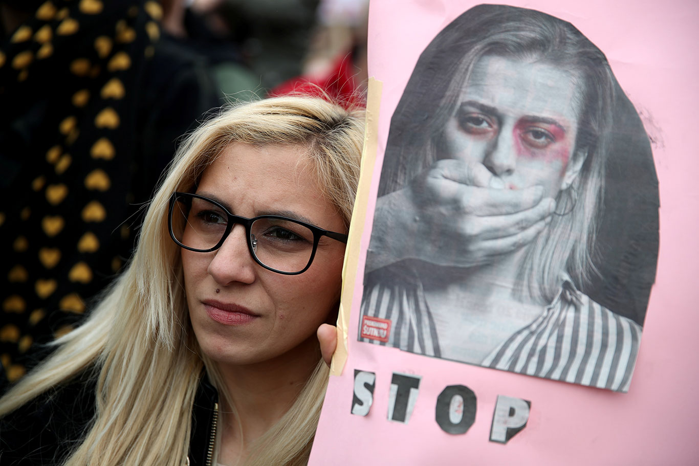 Manifestante protesta contra a violência de gênero (Foto: Reuters)