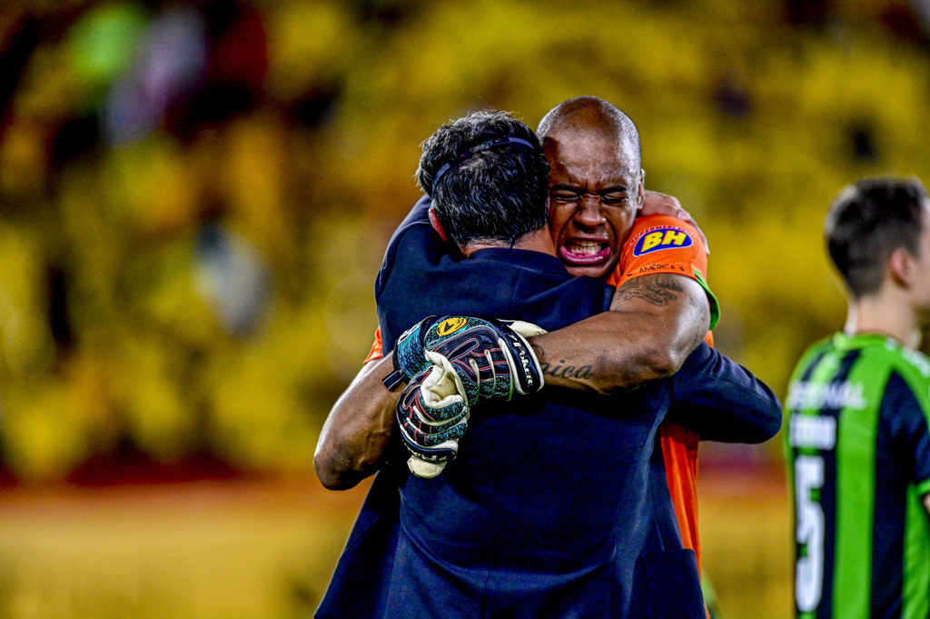 Jailson e Marquinhos Santos se emocionam com mais um feito histórico pelo América (Foto: Mourão Panda/América)