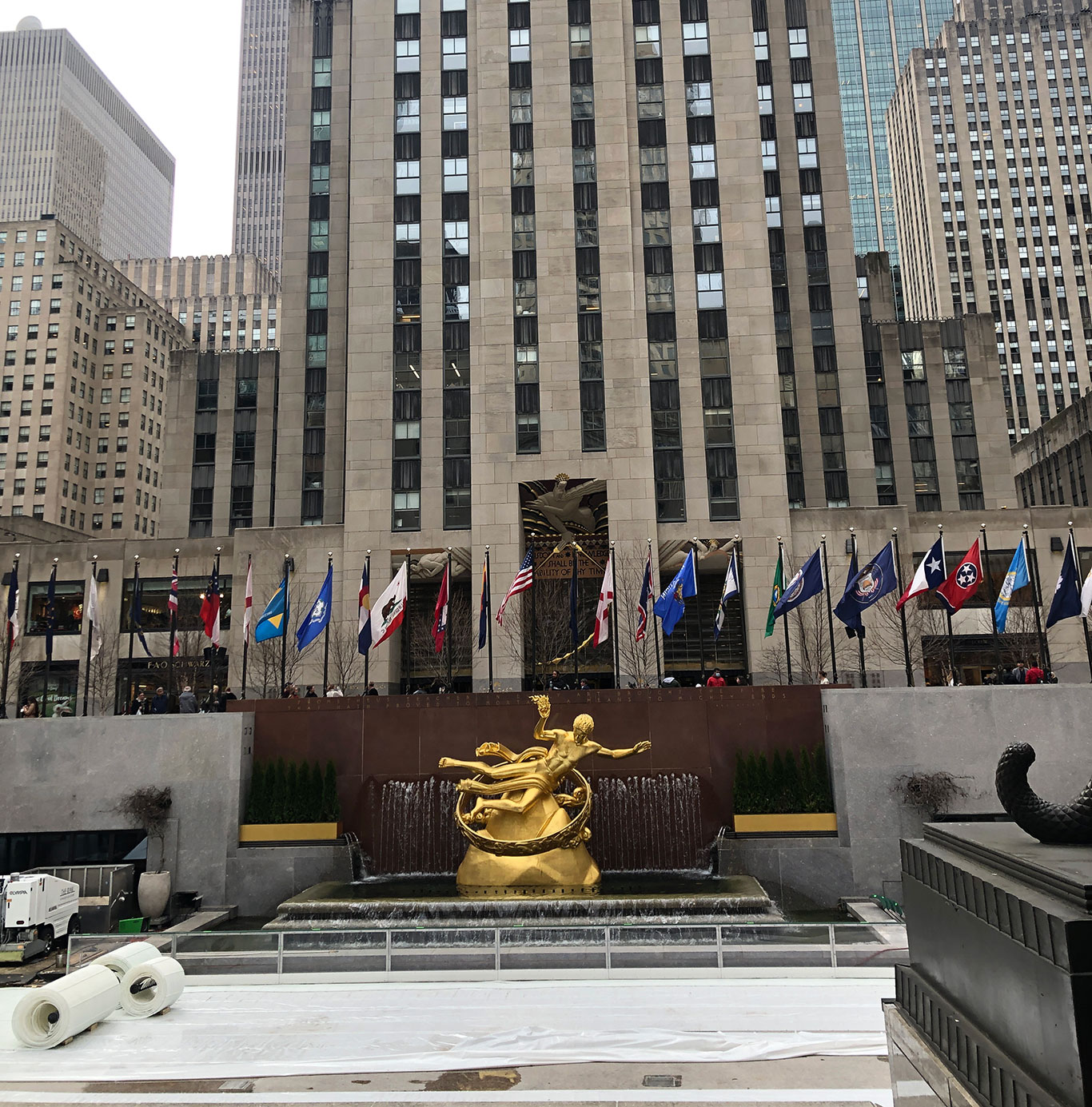 Preparativos para a pista de patinação do Rockefeller Center (Foto: Sandra Colicino)