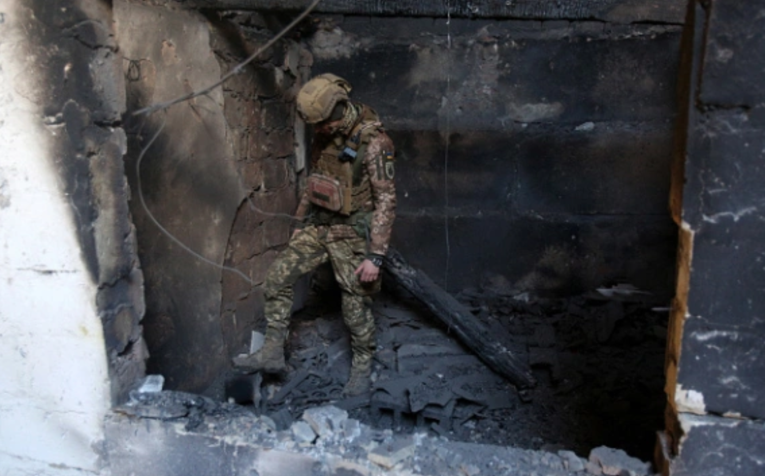 Soldado ucraniano em meio aos destroços deixados pela guerra (foto: AP)