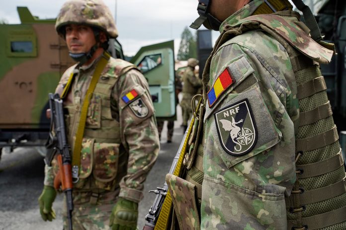 Soldados romenos usando distintivos da NRF. Como parte de sua preparação operacional para a Força de Resposta da OTAN (NRF) (Foto: Frédéric Pétry/Hans Lucas/Reuters)