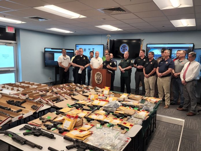 Policiais apreenderam 75 armas que estavam com o grupo (foto: Facebook Bay County Sheriff's Office)