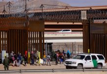 Imigrantes são detidos por agentes da Patrulha de Fronteira dos EUA após cruzarem o rio Bravo para se entregarem a pedido de asilo em El Paso, Texas, EUA (Foto: Jose Luis Gonzalez/Reuters)