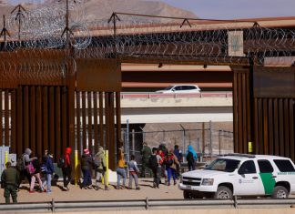Imigrantes são detidos por agentes da Patrulha de Fronteira dos EUA após cruzarem o rio Bravo para se entregarem a pedido de asilo em El Paso, Texas, EUA (Foto: Jose Luis Gonzalez/Reuters)