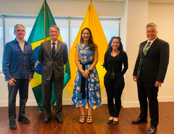 Representantes do InvestSP no Consulado Geral de Miami posam junto com o novo cônsul-geral do Brasil em Miami, André Odenbreit Carvalho (Foto: Consulado-Geral do Brasil em Miami)