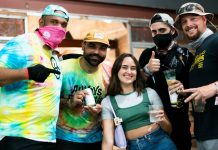 Os fãs da cervejaria Tripping Animals em Doral comemoram durante o festival anual de cerveja Irie Jungle em 2021. Durante a Miami Beer Week, o festival anual será um evento de destaque (Foto: ARCHIVO Handout)