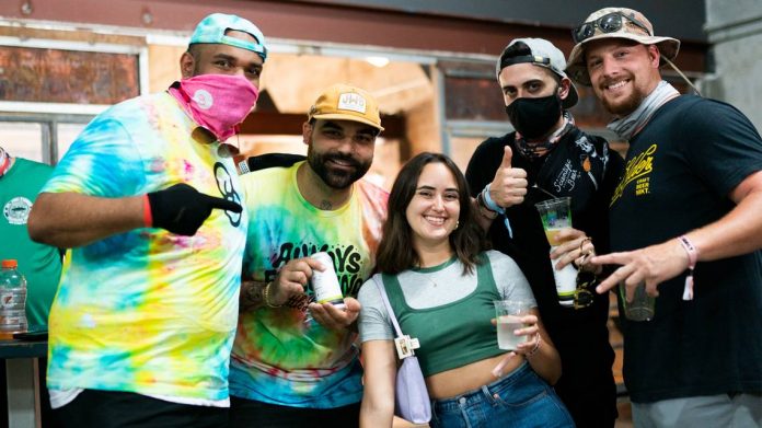 Os fãs da cervejaria Tripping Animals em Doral comemoram durante o festival anual de cerveja Irie Jungle em 2021. Durante a Miami Beer Week, o festival anual será um evento de destaque (Foto: ARCHIVO Handout)