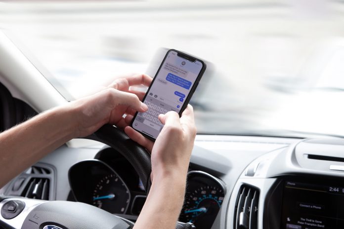 Em 2019, dirigir distraído matou 3.142 pessoas – aumento de 10% em relação a 2018 (Foto: Tom Saunders, VDOT) Em 2019, dirigir distraído matou 3.142 pessoas – aumento de 10% em relação a 2018 (Foto: Tom Saunders, VDOT)