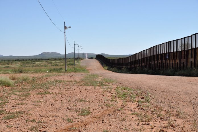 Fronteira do México com o Arizona (Foto: Jonathan Mcintosh/Flickr)