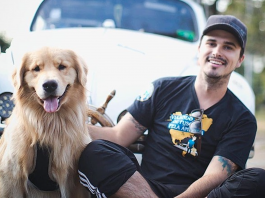 Jesse Koz e seu cão Shurastey (foto: Instagram)