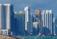 Os condomínios se alinham na Collins Avenue em Sunny Isles Beach, que teve o maior aumento de aluguel de dois anos no condado de Miami-Dade de 115% entre março de 2020 e março de 2022. O preço médio do aluguel de casas agora é de $4,300 por mês (Foto: wikipedia.com)