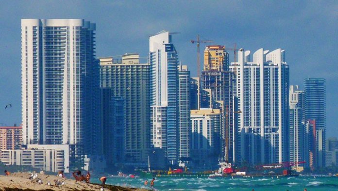 Os condomínios se alinham na Collins Avenue em Sunny Isles Beach, que teve o maior aumento de aluguel de dois anos no condado de Miami-Dade de 115% entre março de 2020 e março de 2022. O preço médio do aluguel de casas agora é de $4,300 por mês (Foto: wikipedia.com)