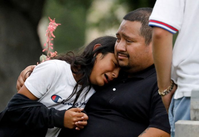 Família chora a perda de uma criança em tiroteio no Texas (Foto: Reuters/Marco Bello)