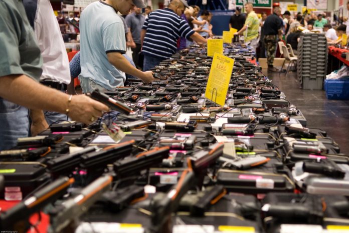 Lei atual exige que os residentes da Flórida obtenham licença e passem por teste para manusear arma (foto: Wikimedia)